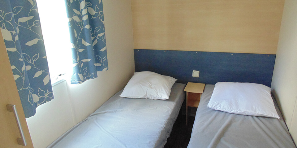Chambre avec lit double dans mobil-home à la location à Cajarc