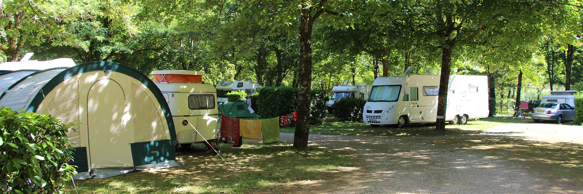 Shaded accommodation for camper vans in the Lot