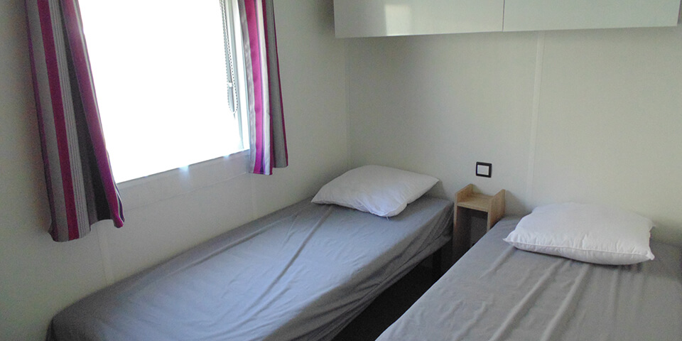 Chambre avec lit double dans mobil-home à la location à Cajarc
